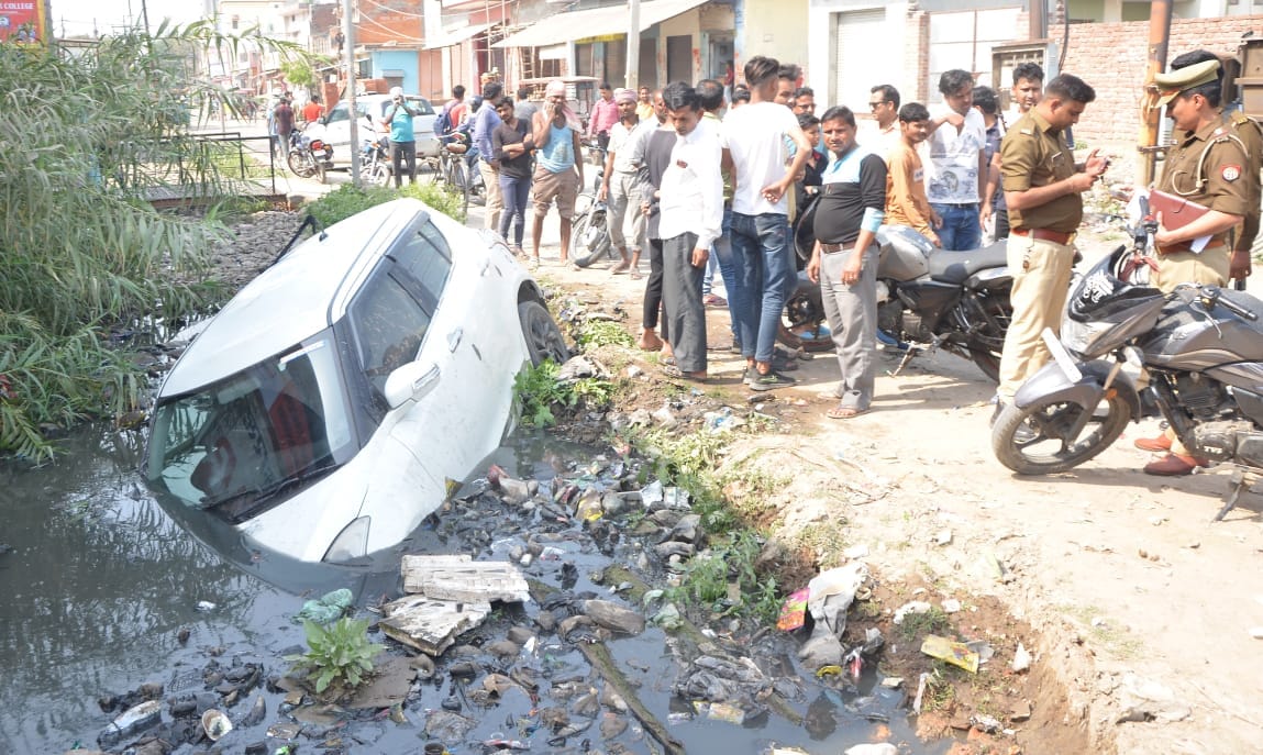The car entered the drain on the side of the road after applying the brakes of the speeding car.