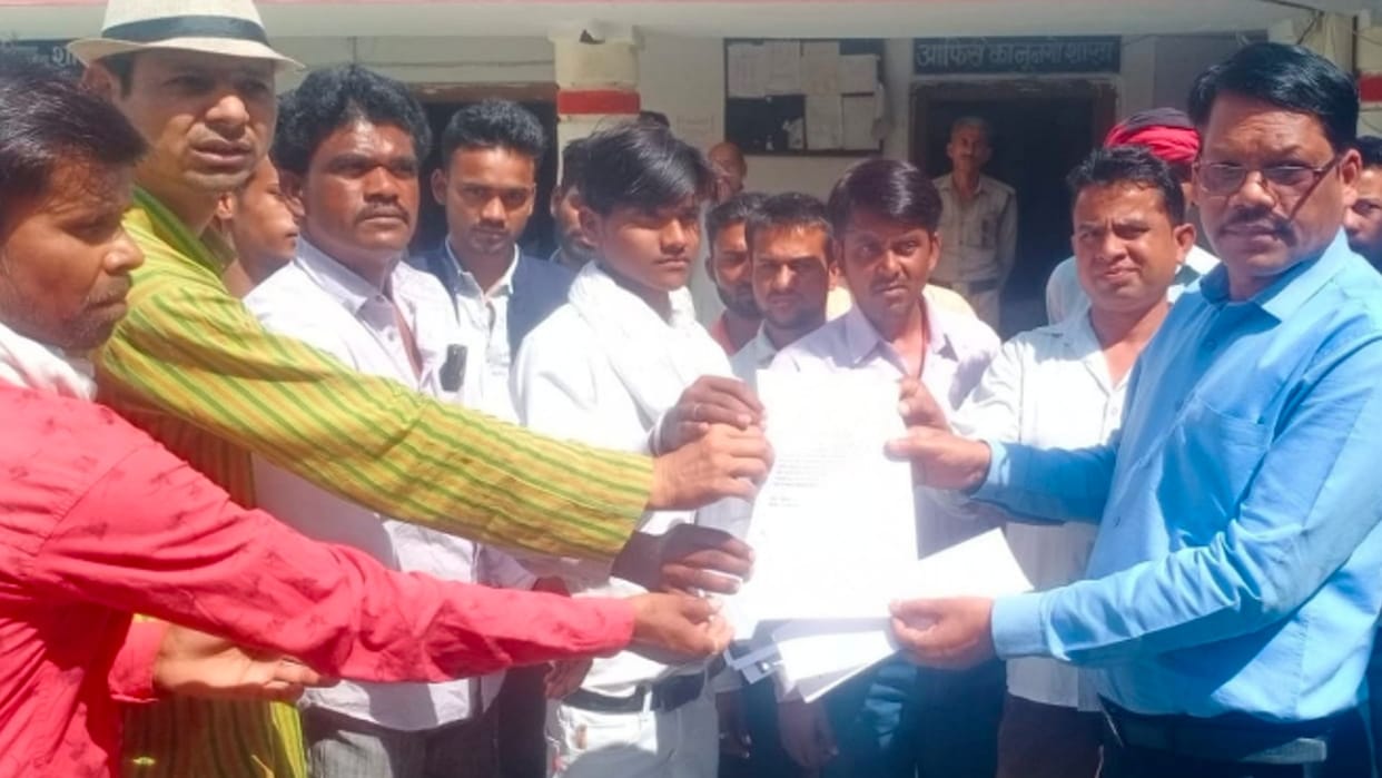Chhatarpur: Memorandum submitted to the Governor after besieging the tehsil, alleging that the detail survey report of Patwari on hailstorm is fake