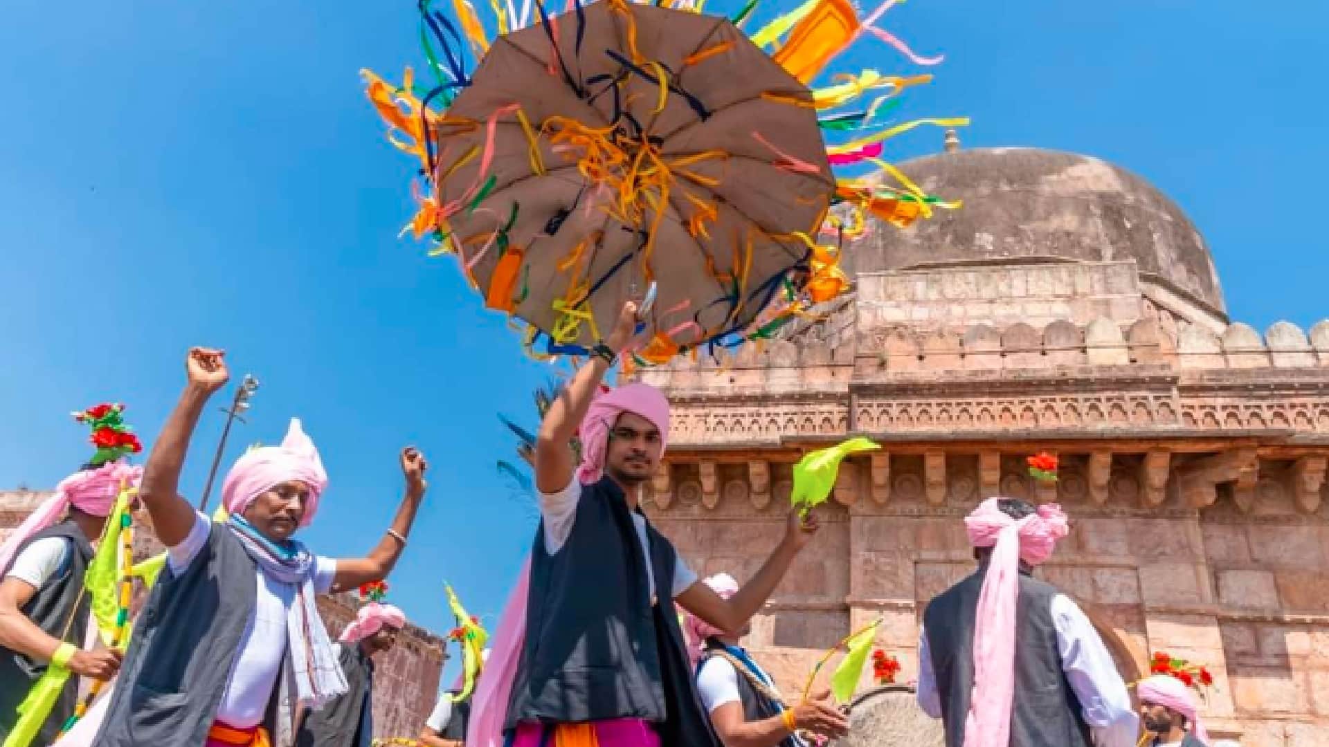Dhar: The color of Bhagoria gathered in the tourist city of Mandu, the foreign tourists danced fiercely to the beats of the mandala and the flute.