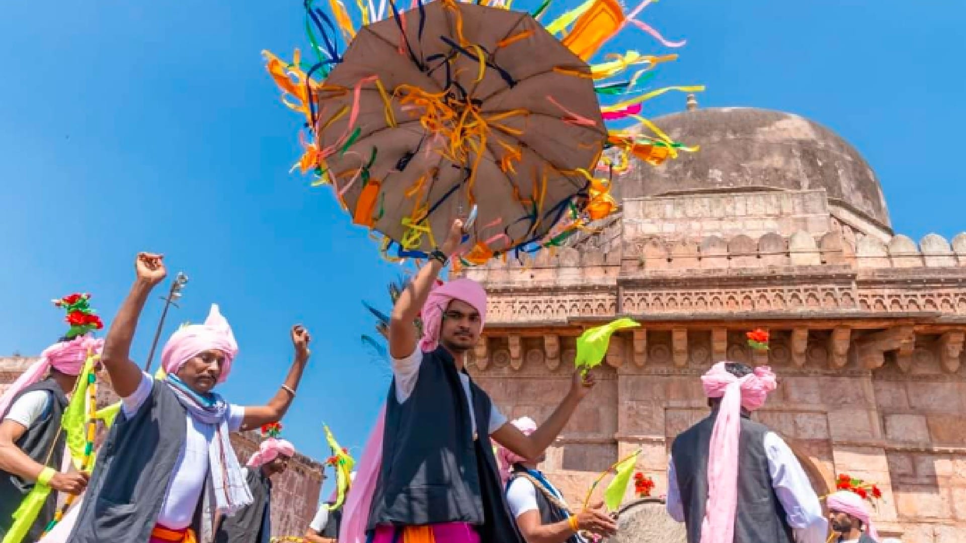 Dhar: The color of Bhagoria gathered in the tourist city of Mandu, the foreign tourists danced fiercely to the beats of the mandala and the flute.