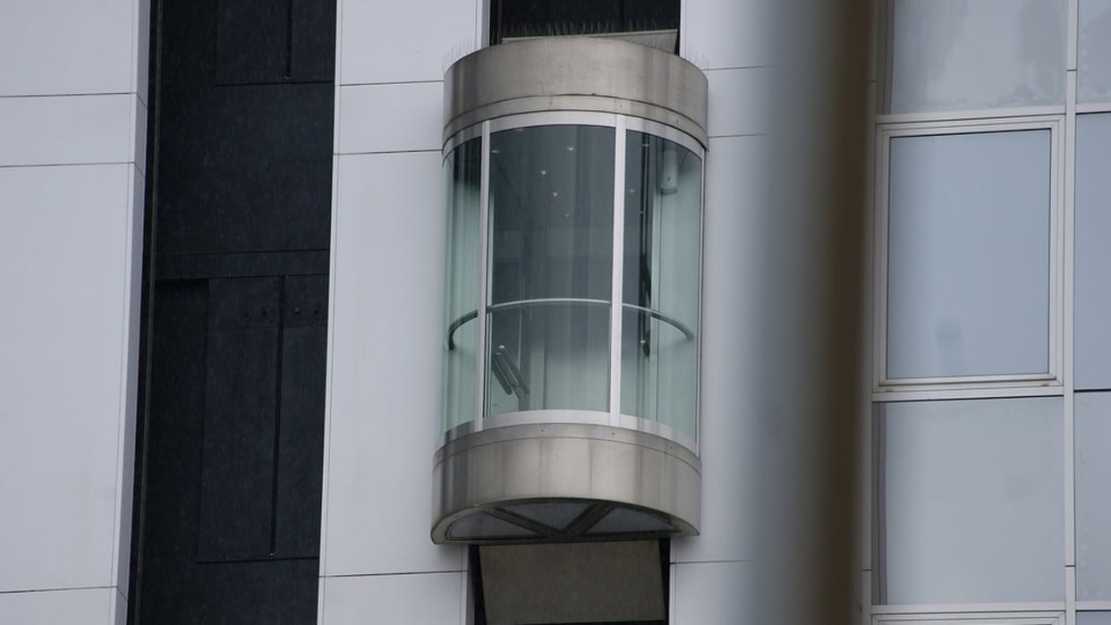 lift collapsed from 40th floor at Siddesh Jyoti building during maintenance work in Mumbai one killed