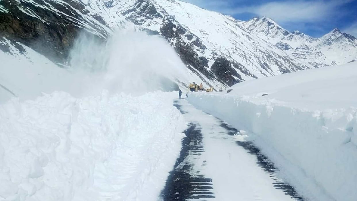 Manali-Leh road: 37 km of restoration distance left, snow removal campaign intensified
