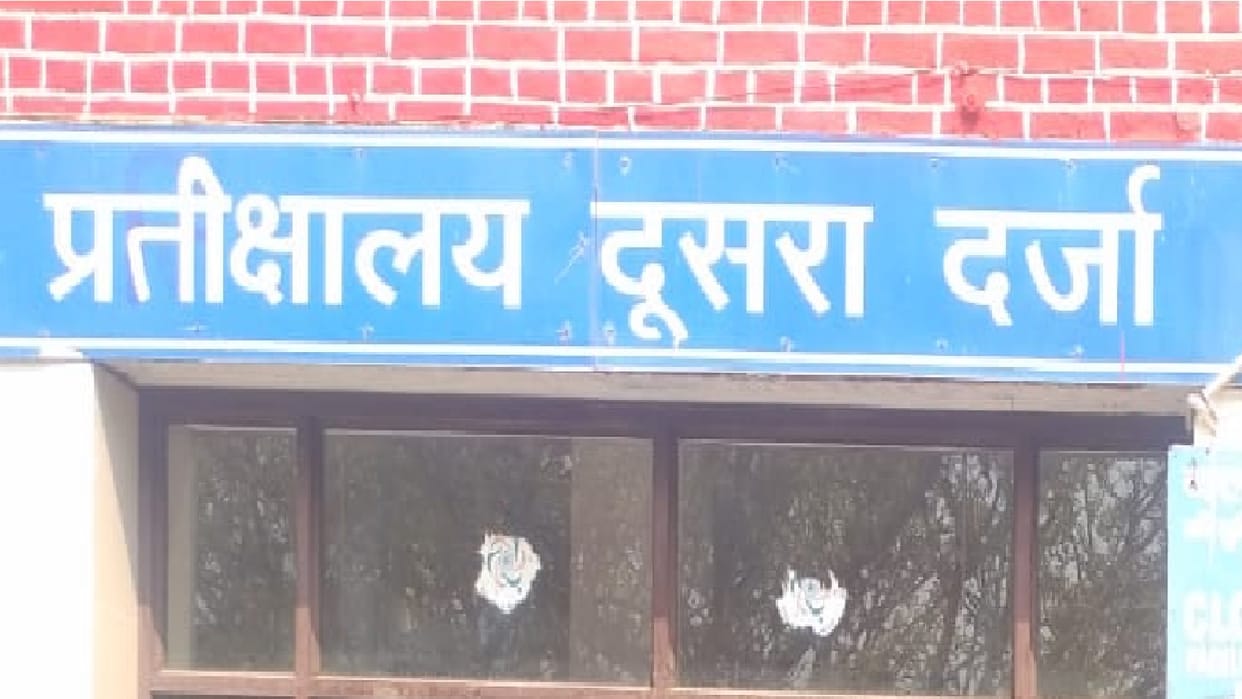 Northern Railway Mens Union protest against new pension by smoking