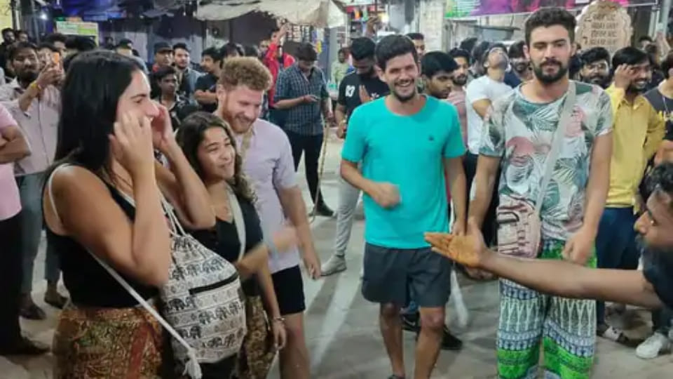 See photos of foreign tourists dance in Pushkar International Holi Festival  