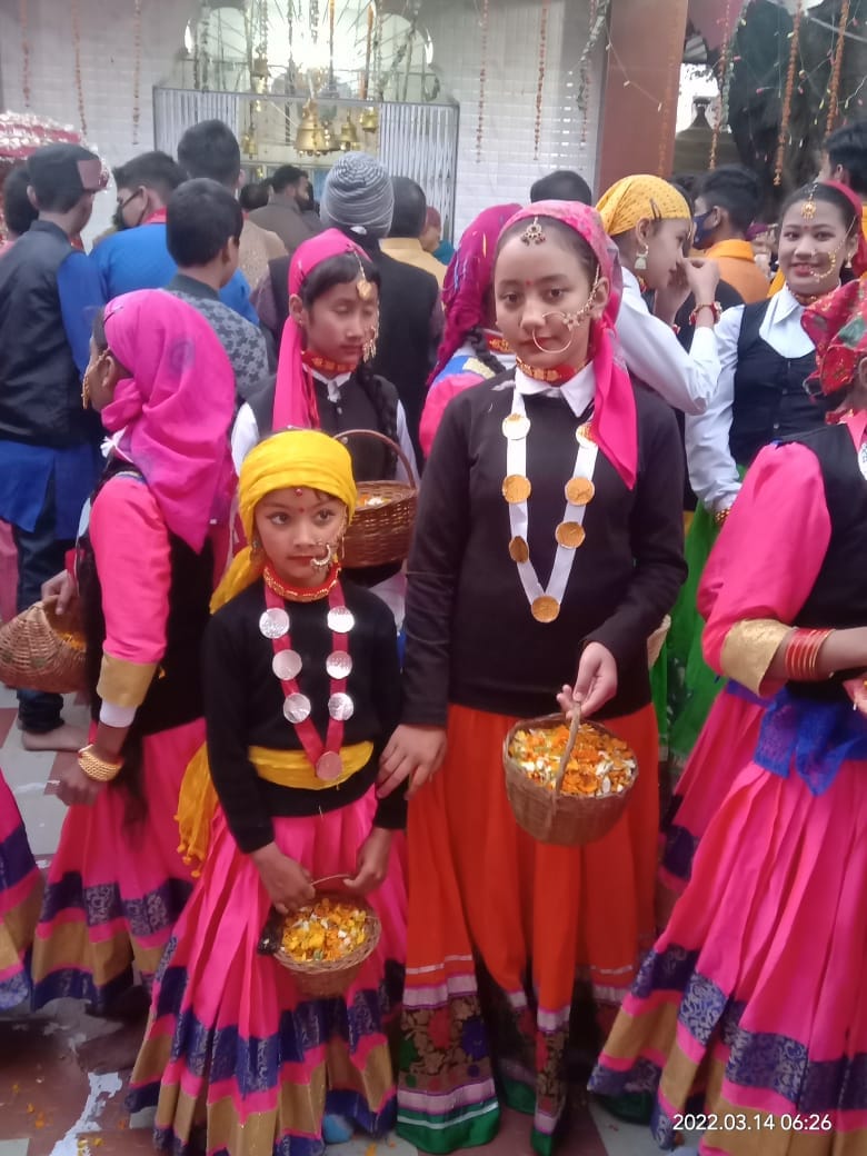 Phooldei folk festival Celebration in Uttarakhand: Children reached the Chief Minister residence with a basket of flowers, See photos...