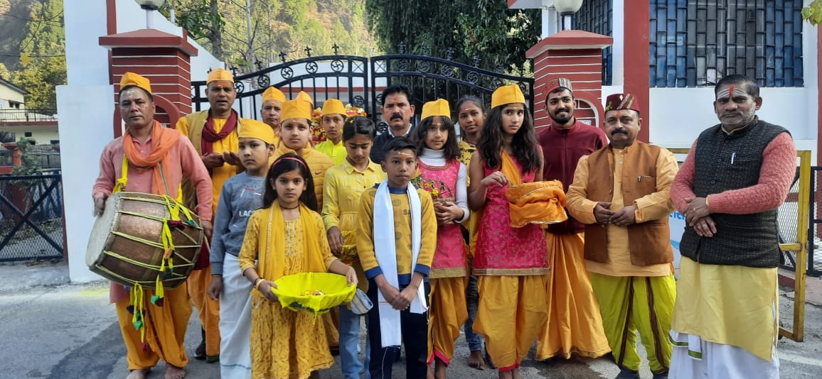 Phooldei folk festival Celebration in Uttarakhand: Children reached the Chief Minister residence with a basket of flowers, See photos...