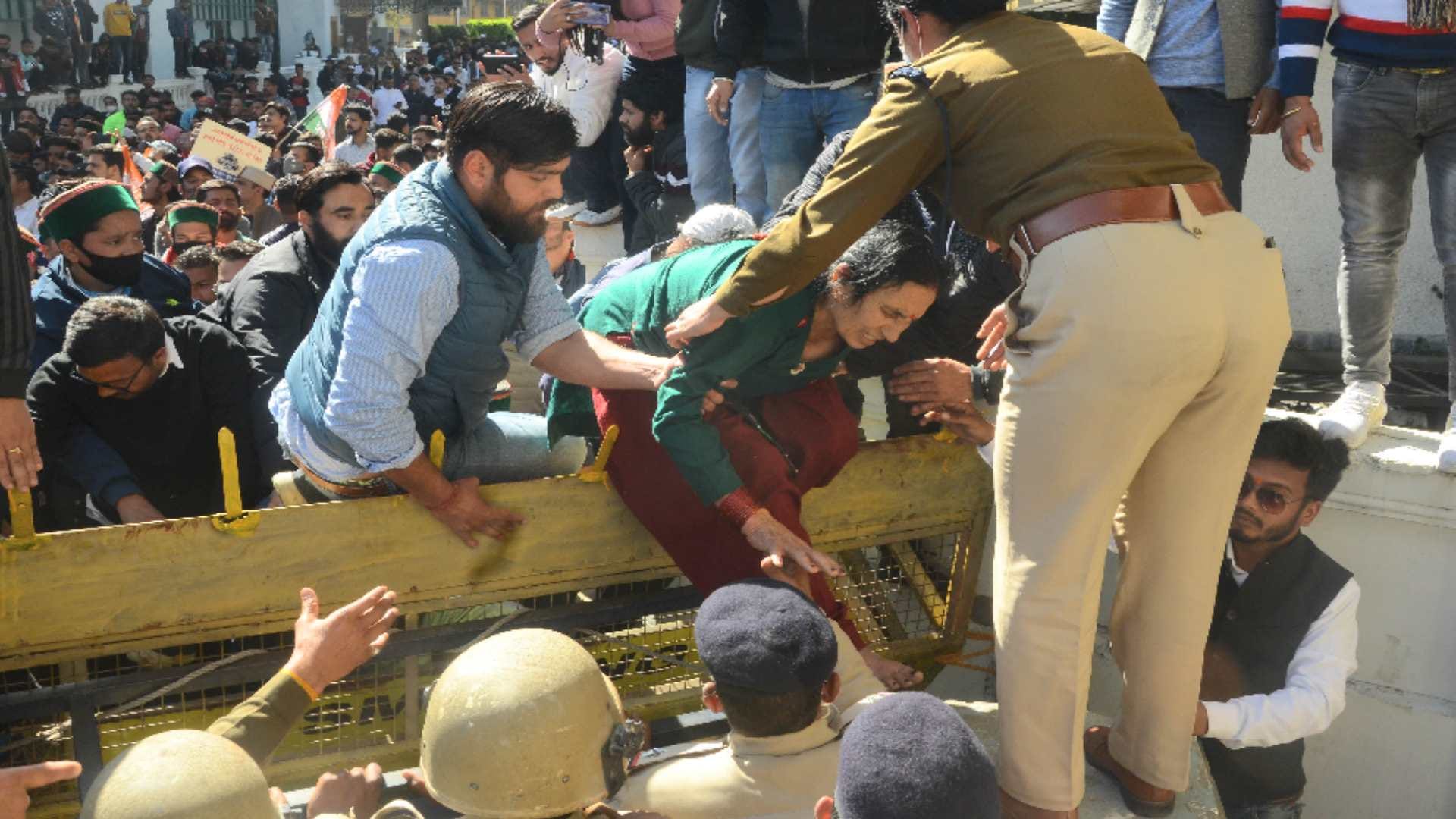 youth congress ruckus outside Himachal Assembly at shimla, scuffle with police