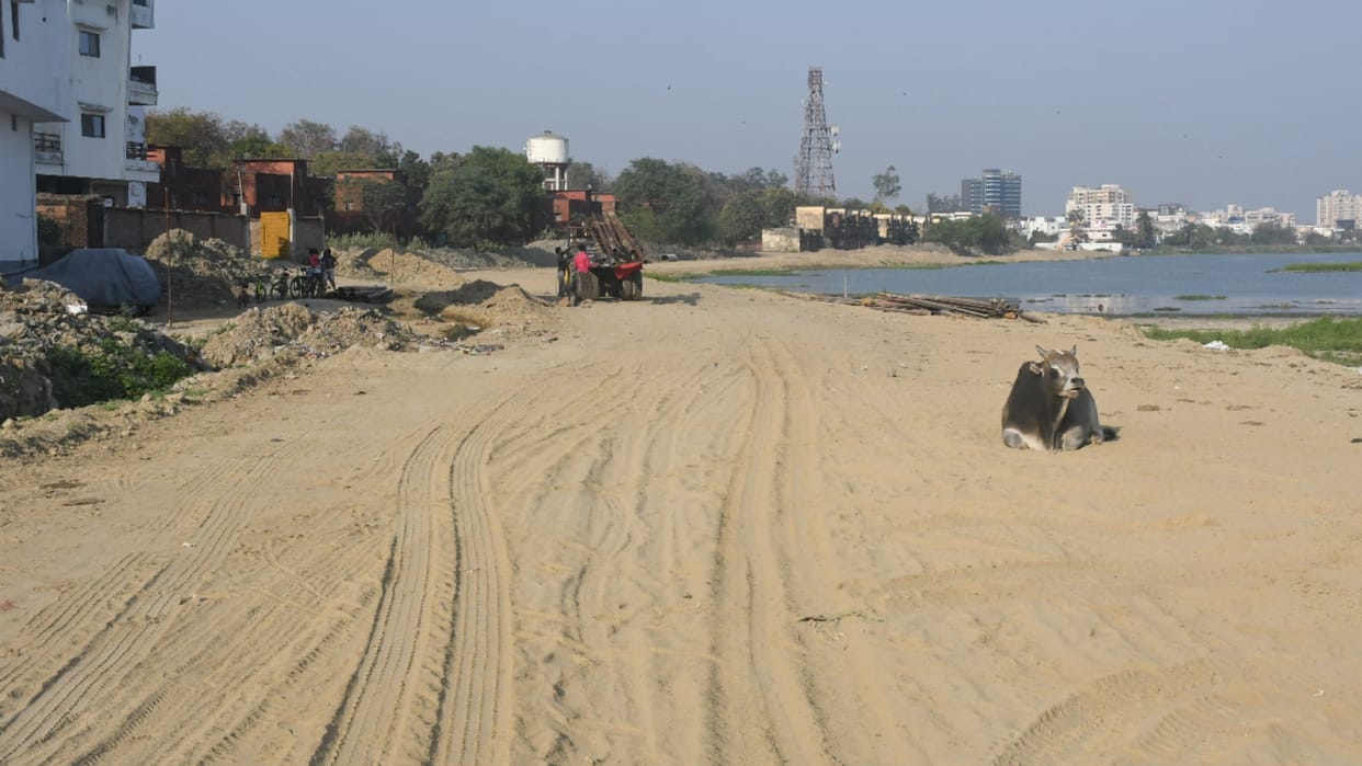 Speed up construction of Bandh from Padleganj to RKBK