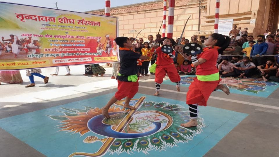 Mathura Holi 2022 Lakhs of devotees gathered in Vrindavan on Rangbharni Ekadashi