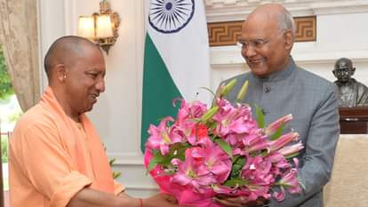 राष्ट्रपति रामनाथ कोविंद से मुलाकात करते योगी आदित्यनाथ।