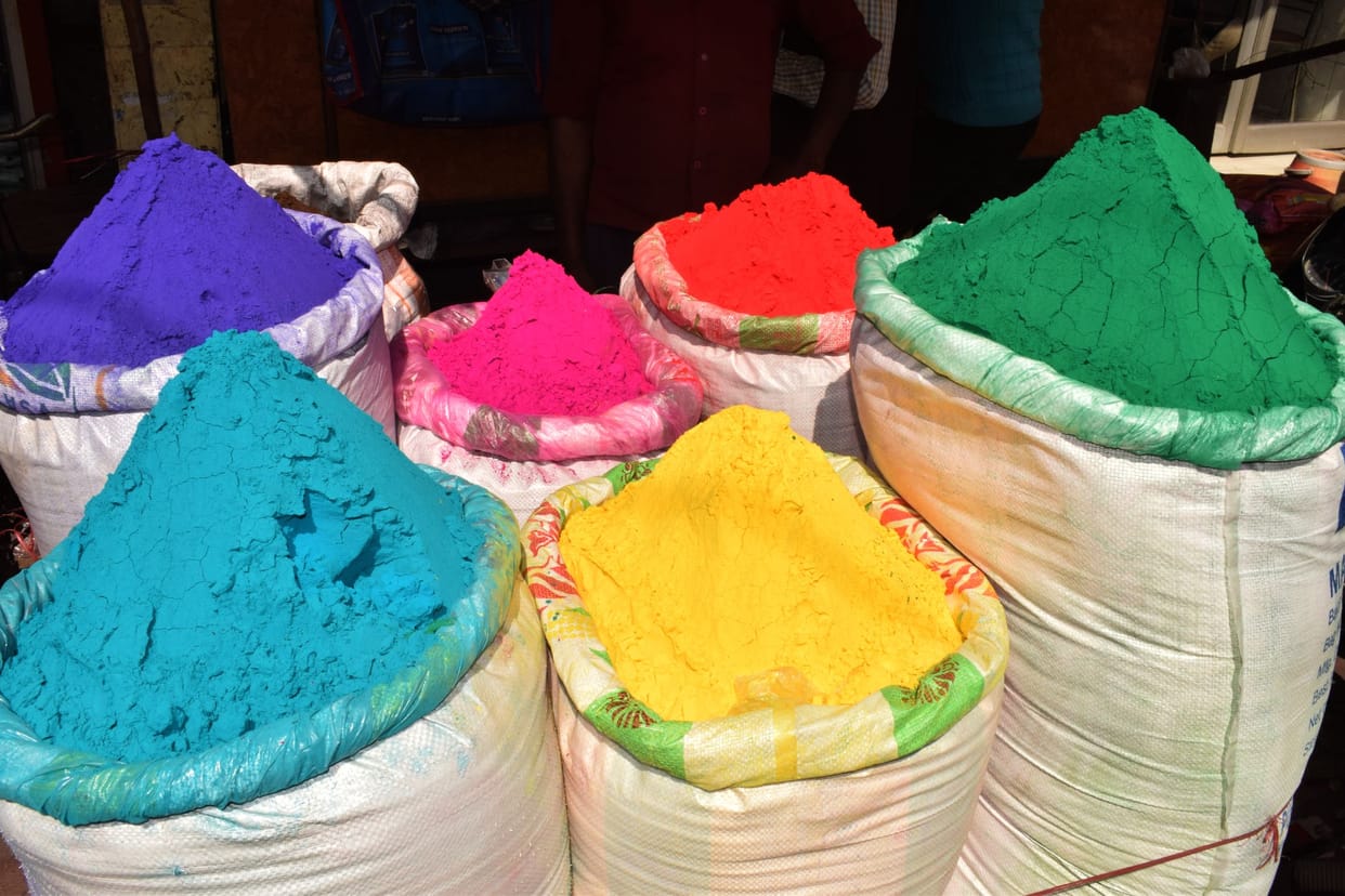 City markets buzzed with colors and pichkaris