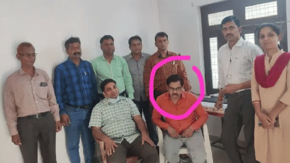 टीकमगढ़ में वन विभाग के अधिकारी को रिश्वत लेते हुए रंगे हाथों पकड़ा गया।