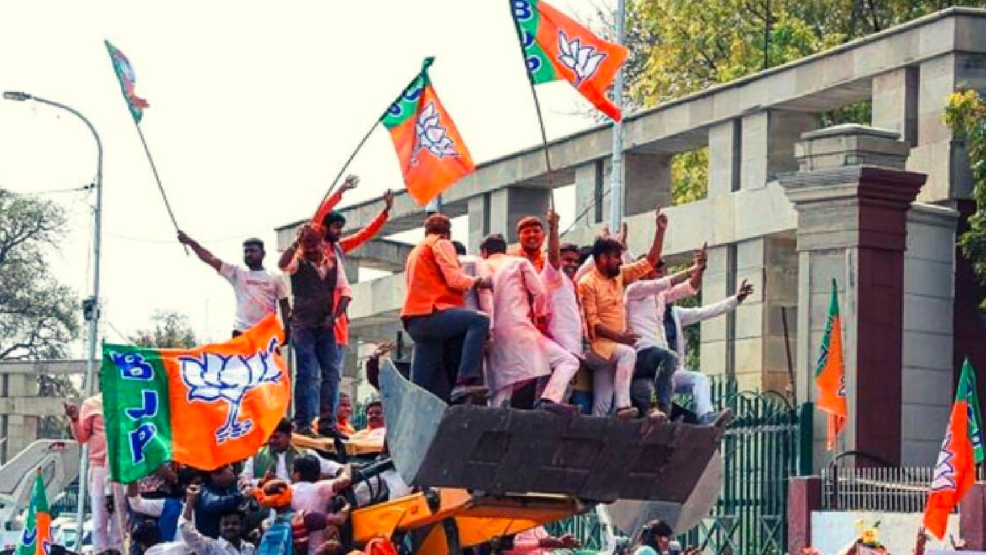 Preparation for 2023: Electricity relief from Kejri, Bulldozer from Yogi, loan waiver from Congress; Shivraj played his master stroke