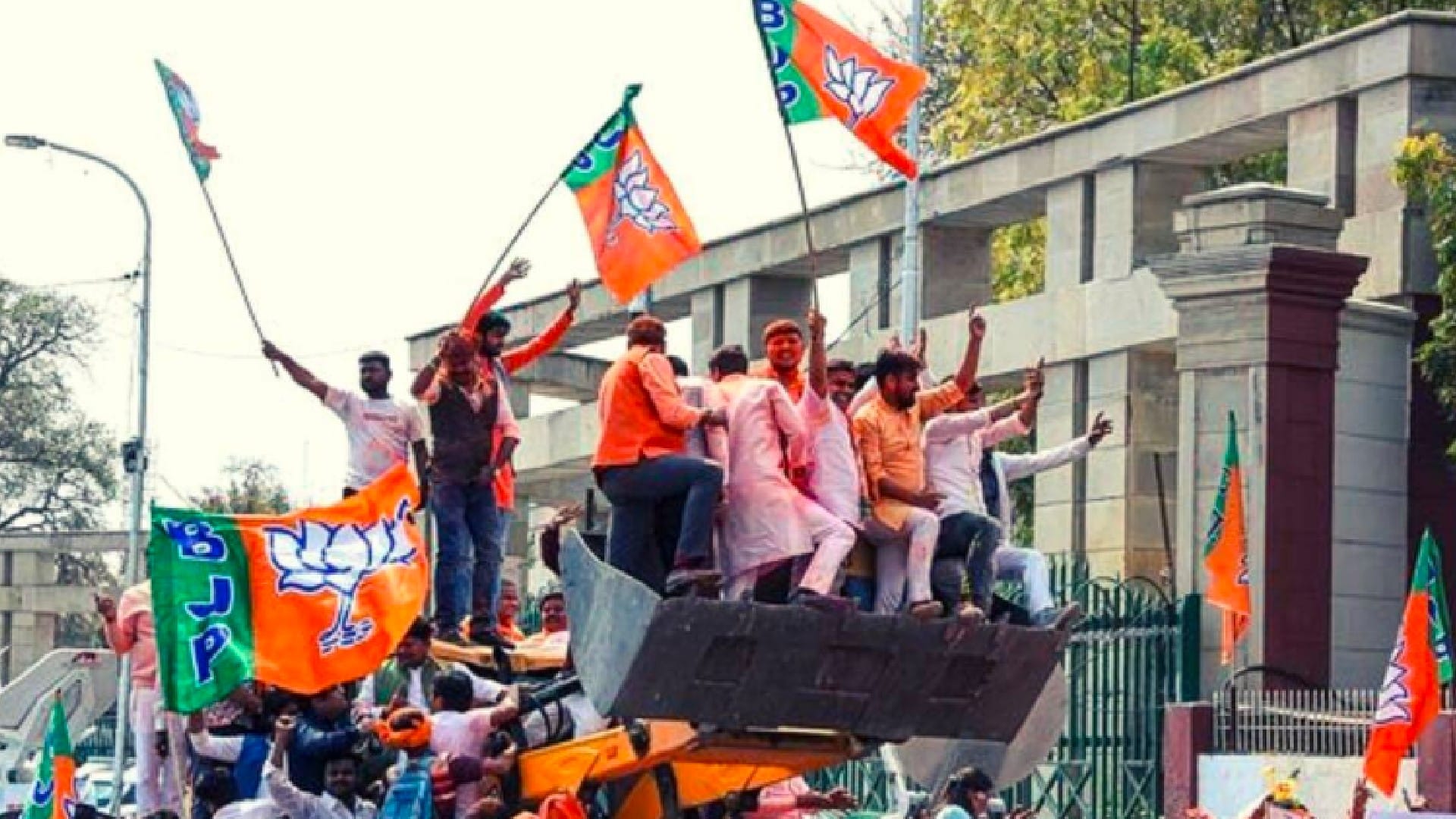 Preparation for 2023: Electricity relief from Kejri, Bulldozer from Yogi, loan waiver from Congress; Shivraj played his master stroke