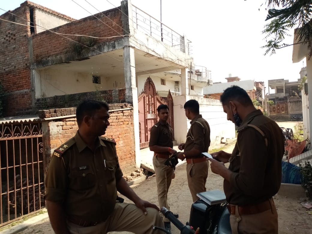 Sensational incident in Varanasi  sub inspector shoots himself with service revolver in family dispute