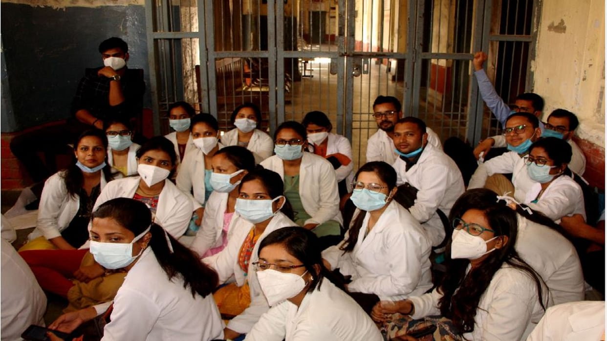 BHU Medical students closed OPD, fury due to lack of seat increase in Ayurveda Faculty