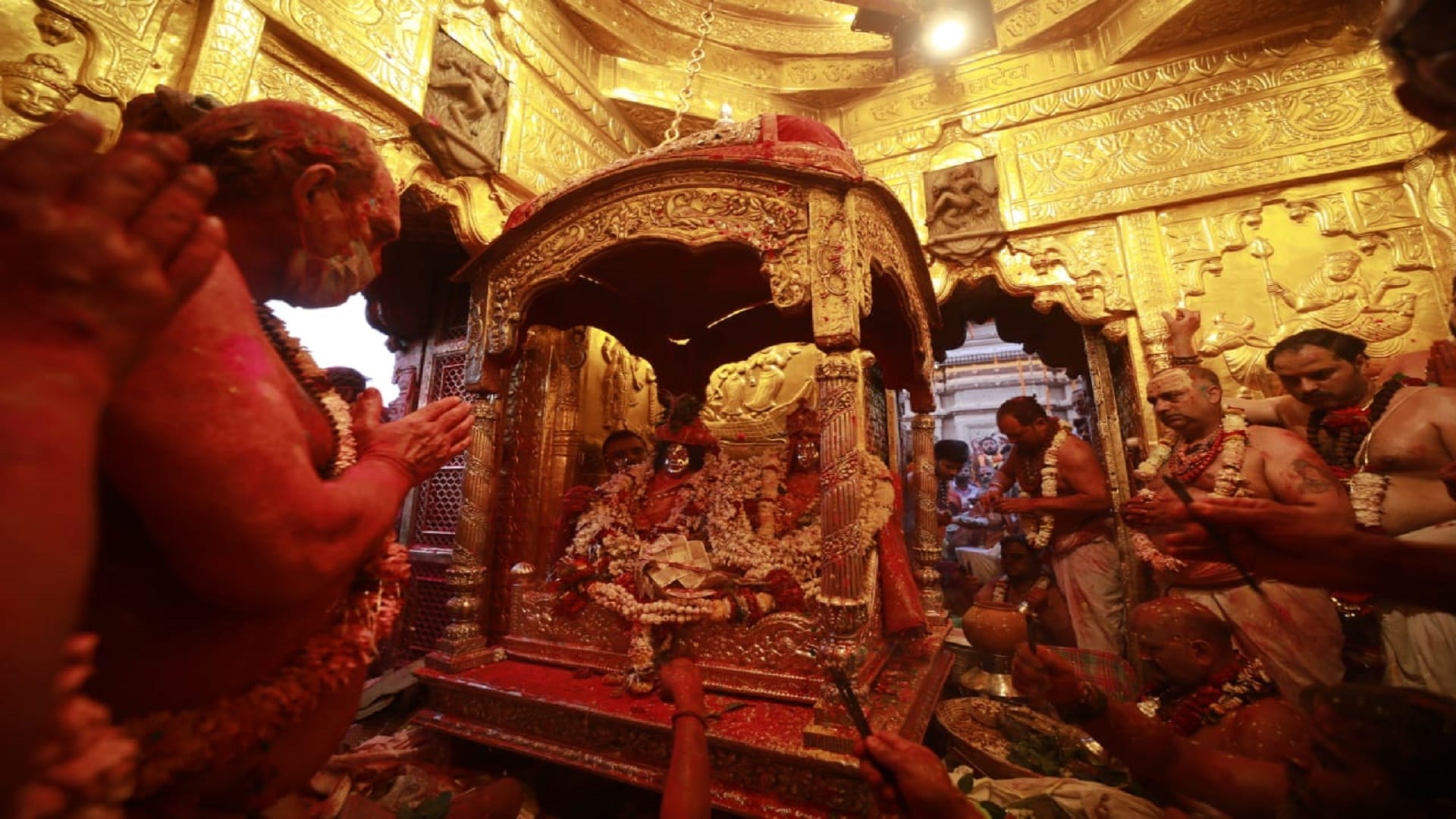 Kshi Vishwanath came out with Gaura in the streets of Kashi, people gathered to see the Shiv family
