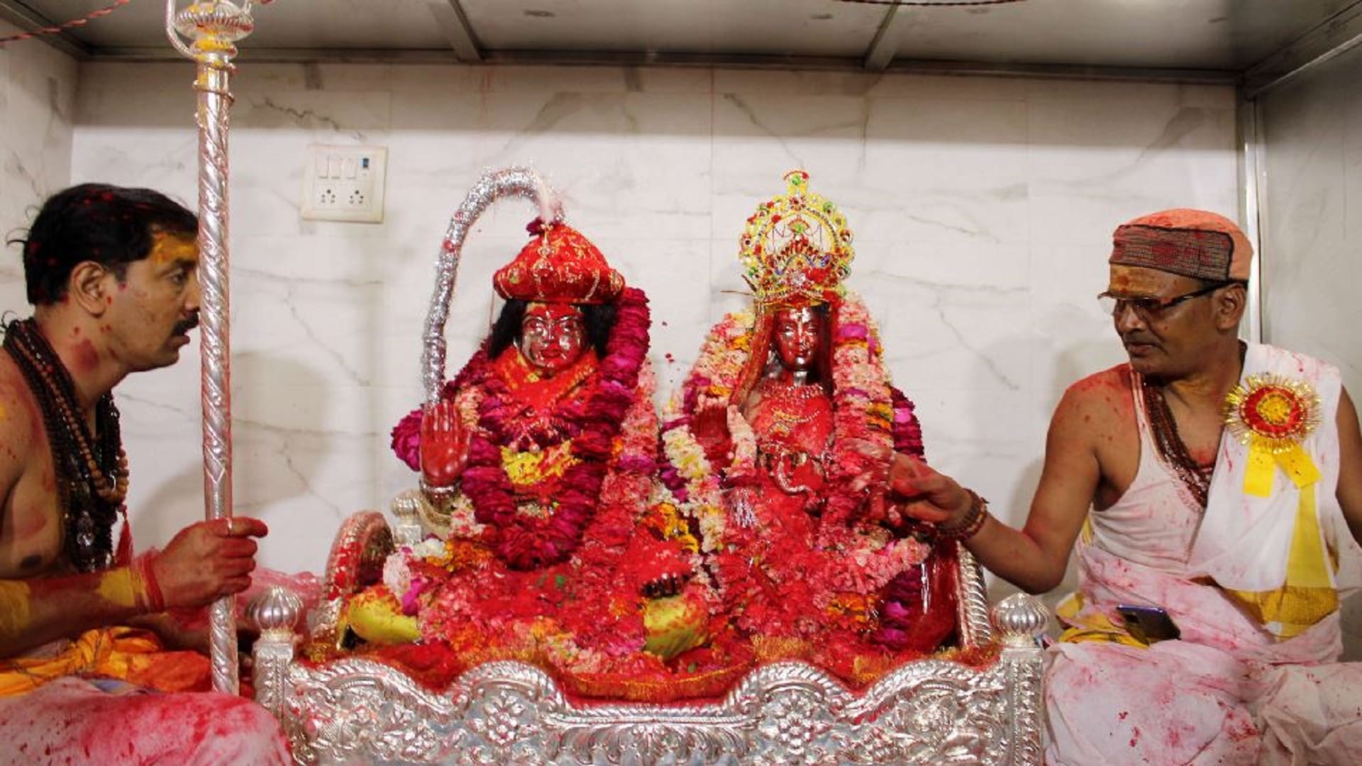 Kshi Vishwanath came out with Gaura in the streets of Kashi, people gathered to see the Shiv family