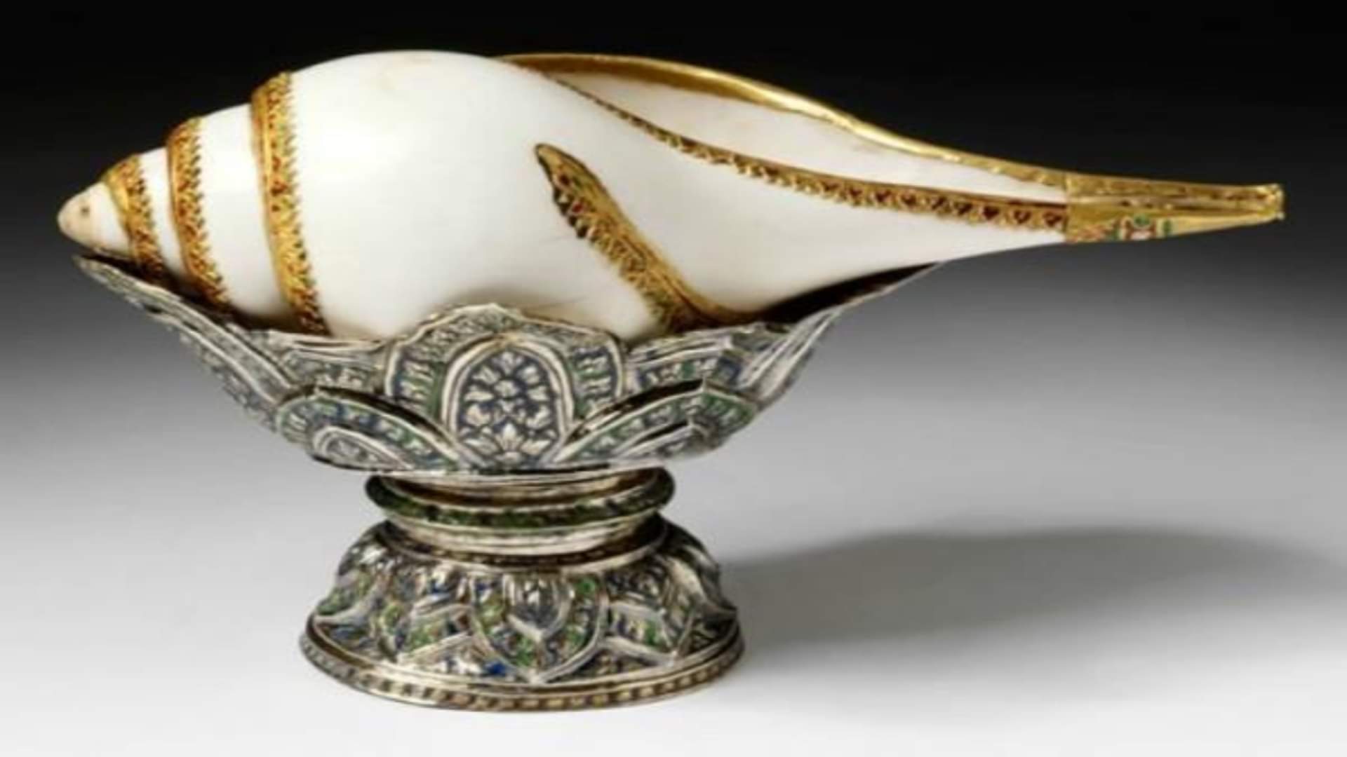 Vastu Tips Religious And Scientific Importance Of Conchshell Know Why Shankh is  Used In Worship