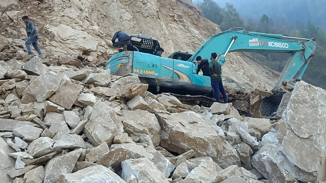 Uttarakhand: All-weather work on Yamunotri Highway became dangerous, machine hit by debris, Operator life saved