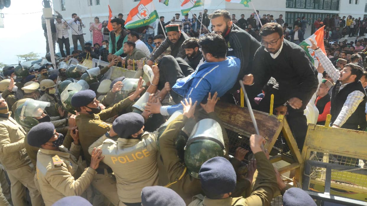 youth congress ruckus outside Himachal Assembly at shimla, scuffle with police