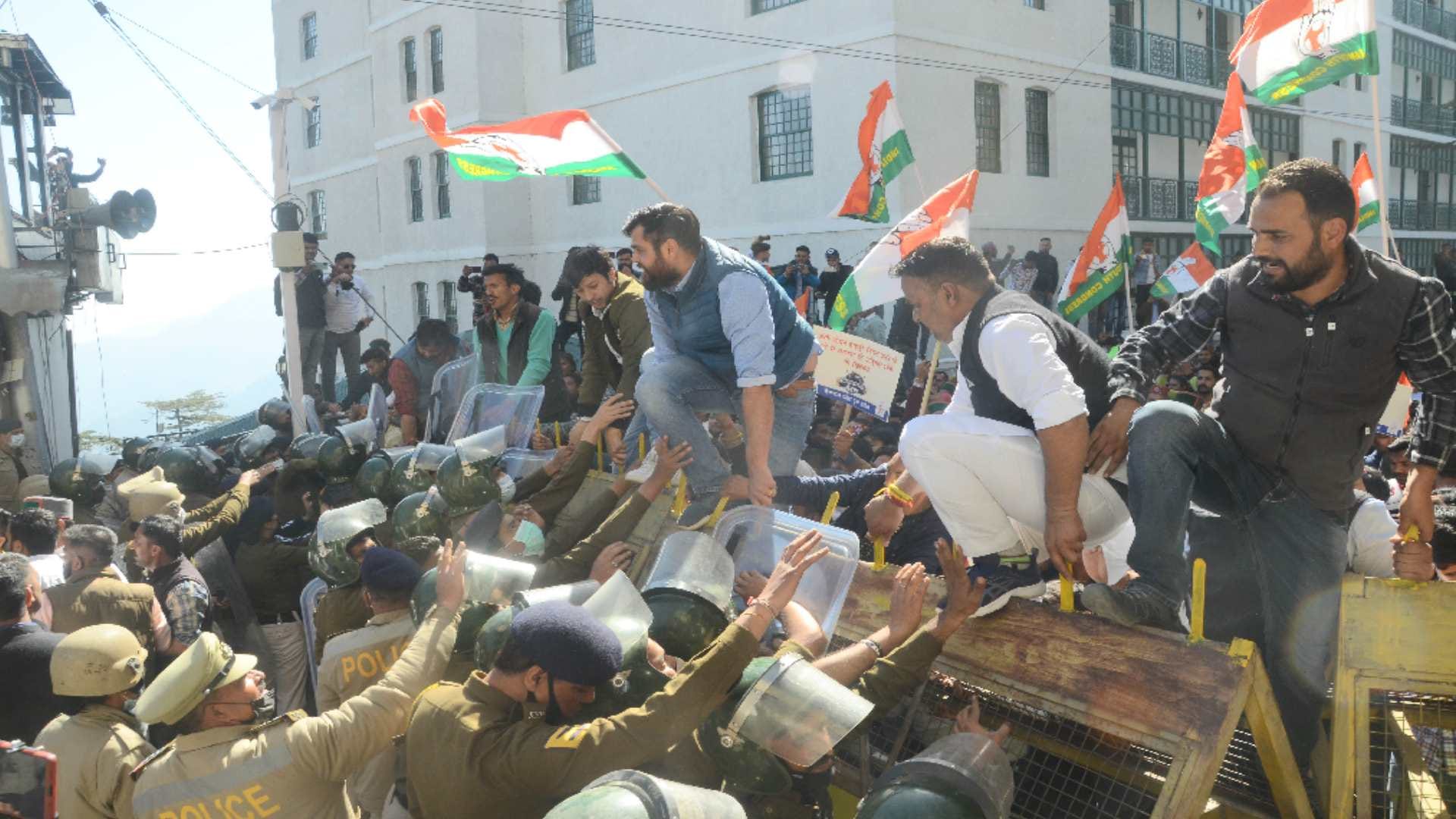 youth congress ruckus outside Himachal Assembly at shimla, scuffle with police