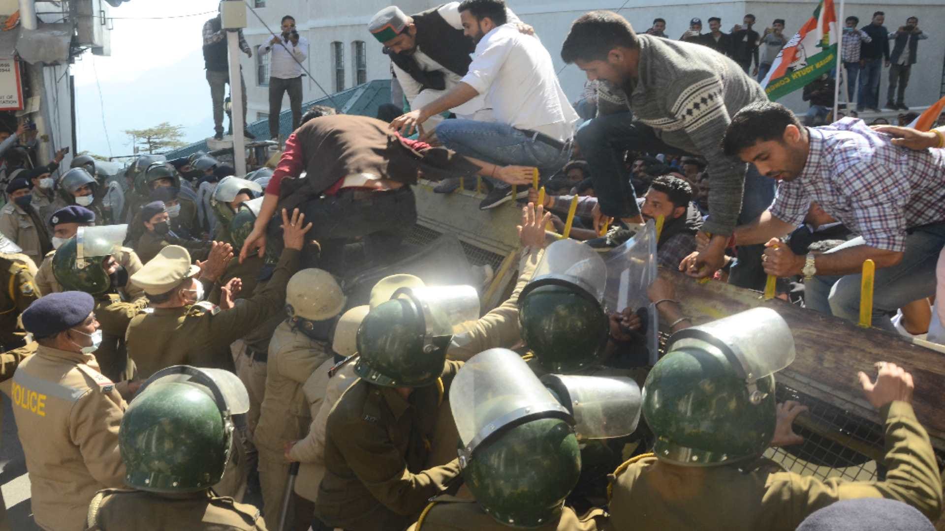 youth congress ruckus outside Himachal Assembly at shimla, scuffle with police