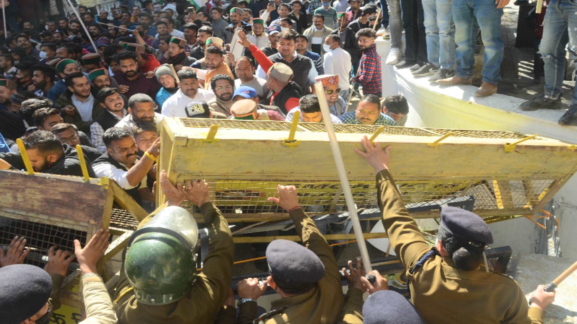 youth congress ruckus outside Himachal Assembly at shimla, scuffle with police