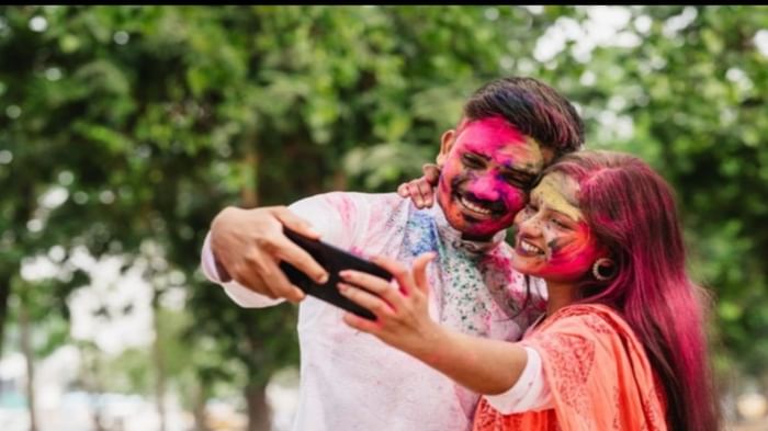 Holi 2023: शादी के बाद है पहली होली? इन रोमांटिक आइडियाज से जीवनसाथी संग त्योहार बनाएं यादगार