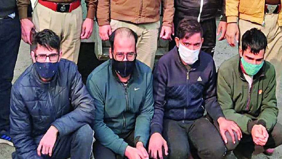 cheating on the pretext of good returns in lic policy faridabad police arrested six accuse