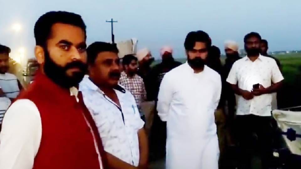 AAP MLA Narendra Pal Singh caught tractor driver doing illegal mining in Fazilka