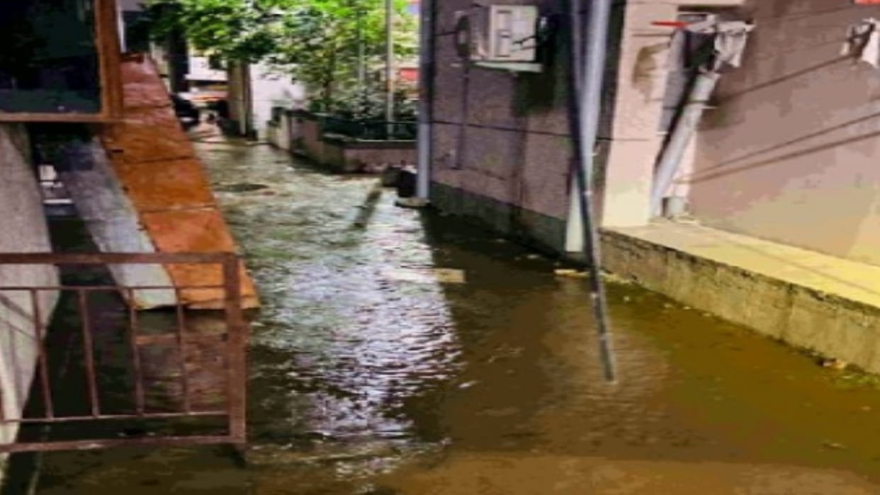 Noida sector 52 aravali apartment pipeline breaks sector filled of water