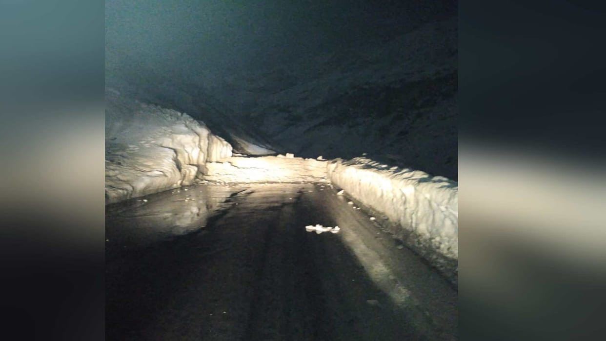 ManaliDarcha road closed for two hours due to avalanche in lahul