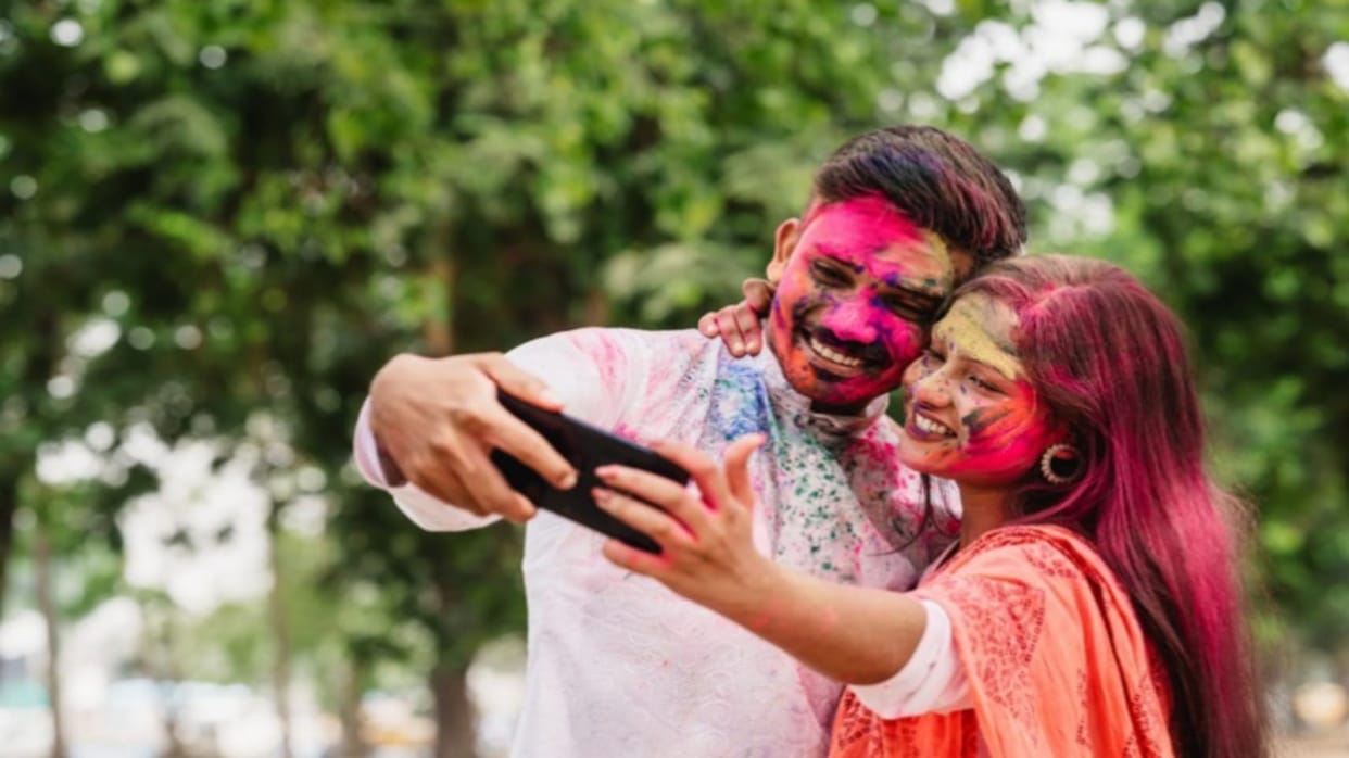 Holi 2024 Tips to protect Smartphone from damage while playing Holi in Hindi