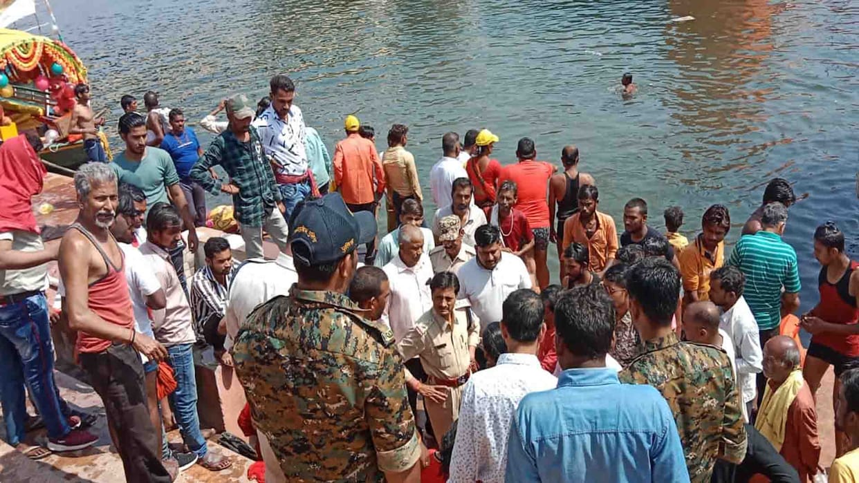 boat overturn at Bharat Ghat In Chitrakoot district