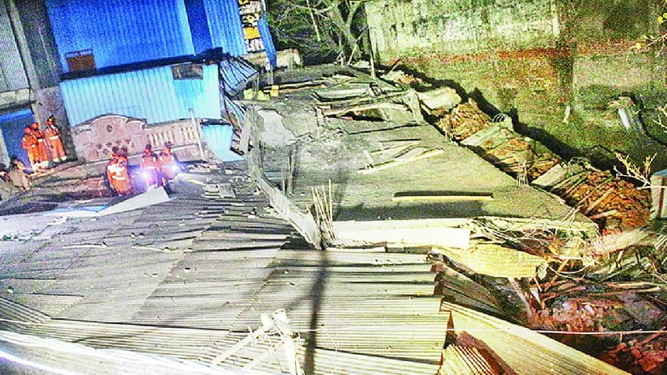 under construction building collapse at kashmiri gate construction of building done in a hurry thats why accident happened here