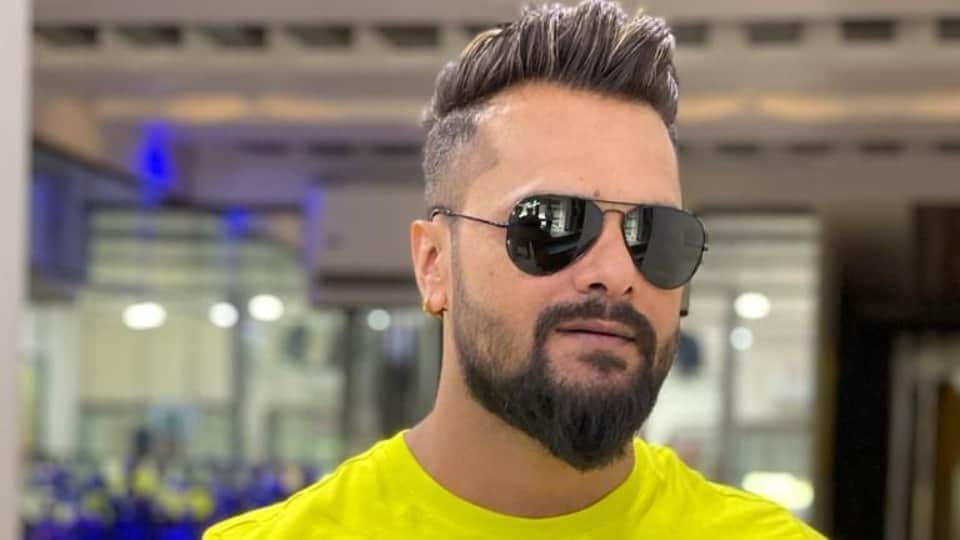 Bhojpuri Actor Khesari Lal Yadav on Viral Video Where He Opening Moteshwarnath Temple Gate With Shoes