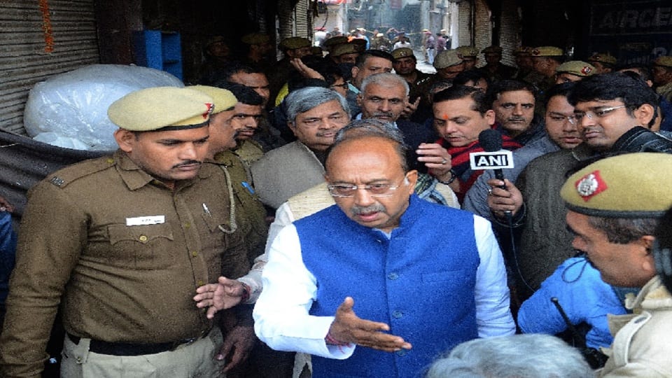 former mp vijay goel phone snatched near jama masjid
