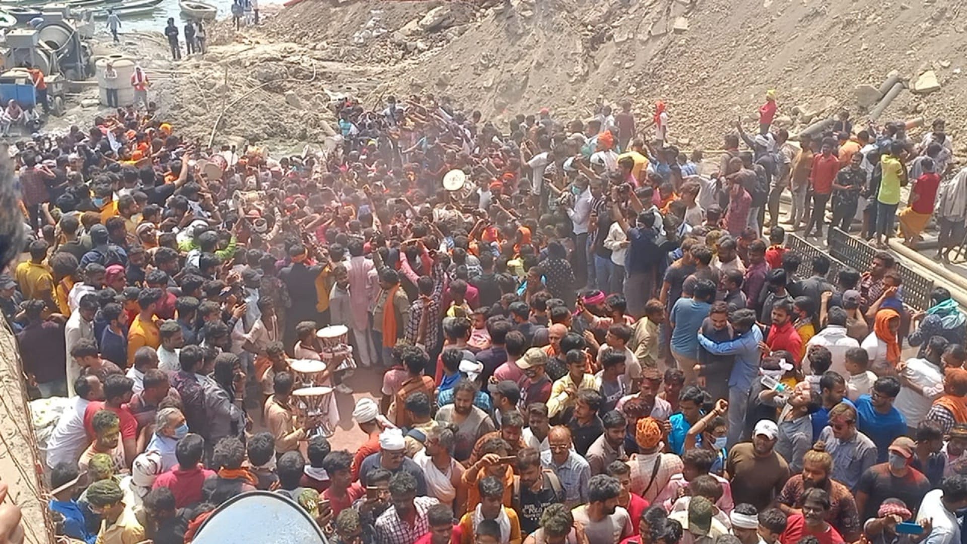 Holi of Chita Bhasma: Baba Vishwanath played Holi with devotees amidst blazing pyres at Manikarnika Ghat