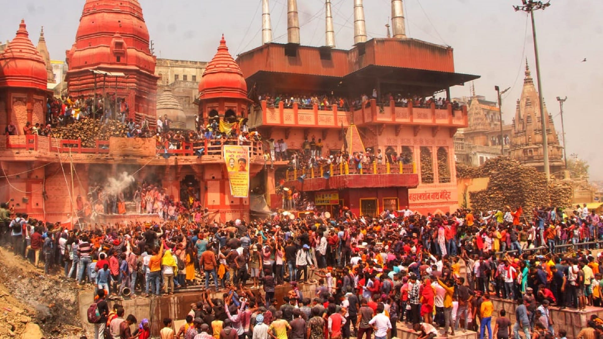 Holi of Chita Bhasma: Baba Vishwanath played Holi with devotees amidst blazing pyres at Manikarnika Ghat