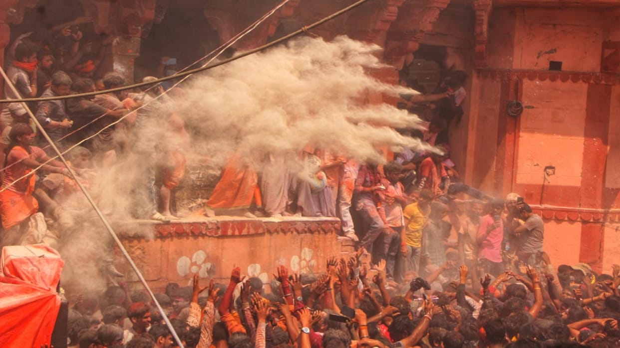 Varanasi : The tradition of playing Holi of Masane at Manikarnika Ghat