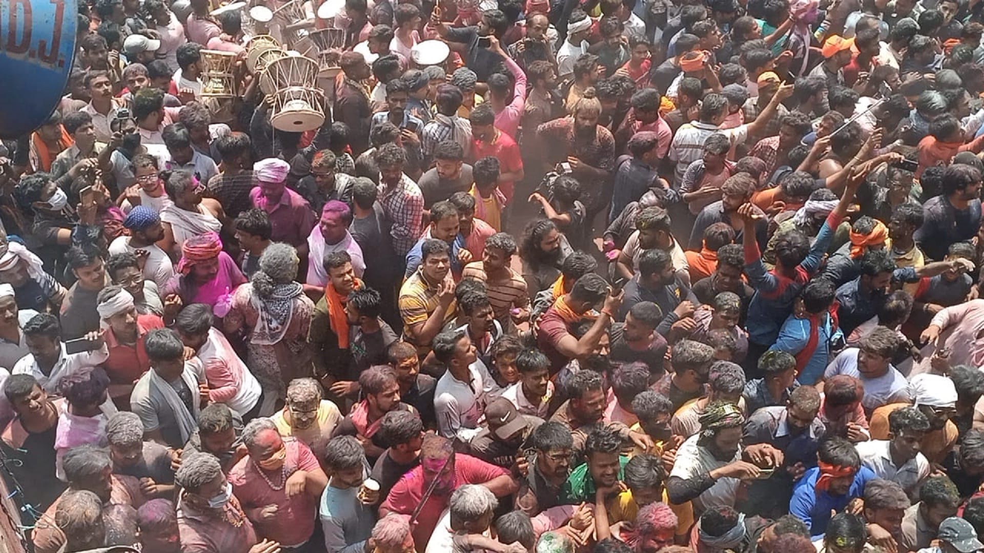 Holi of Chita Bhasma: Baba Vishwanath played Holi with devotees amidst blazing pyres at Manikarnika Ghat