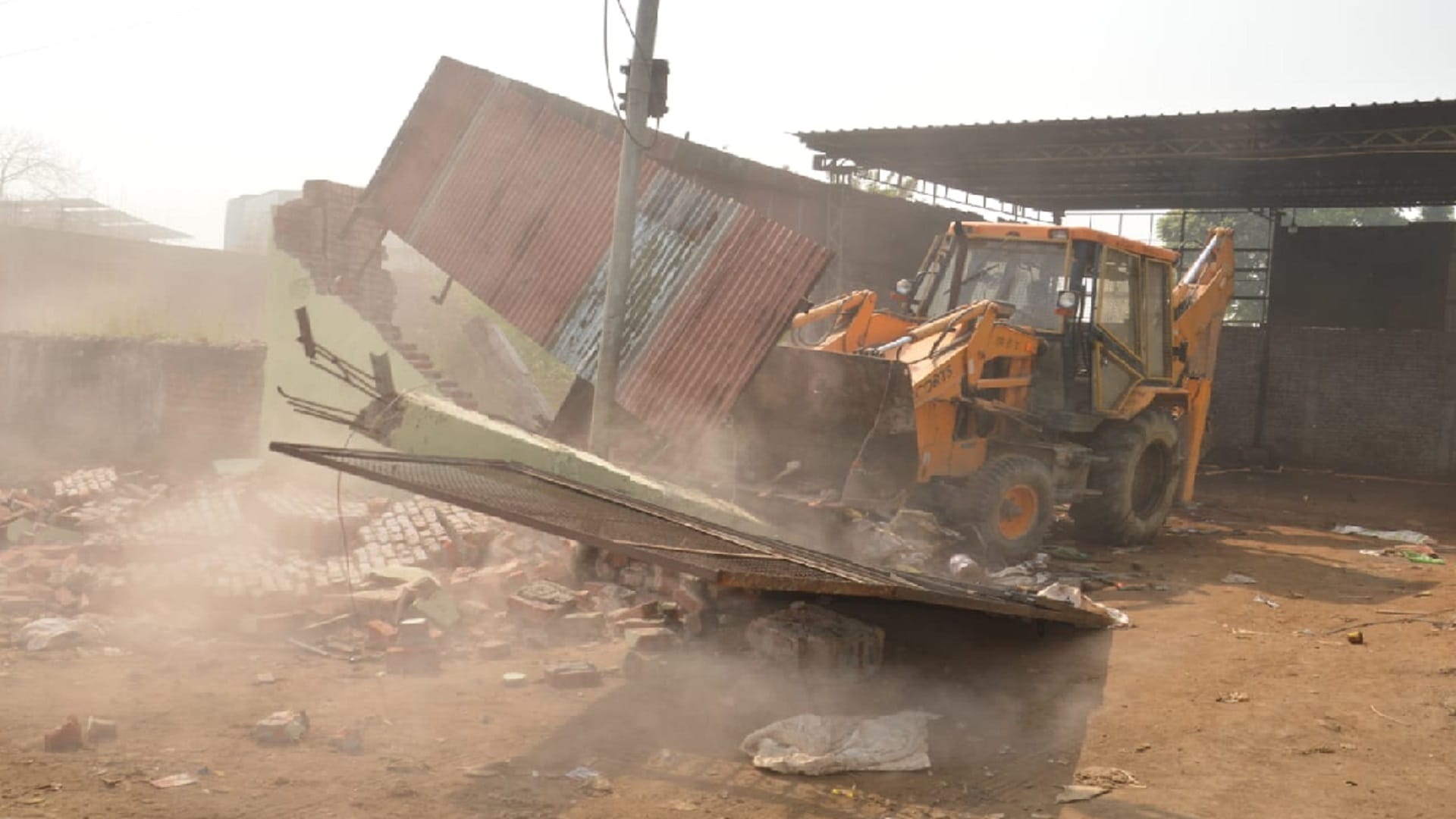 Meerut News: MDA have demolished by bulldozer with police officers whereabouts of criminal Badan Singh Baddo see photos