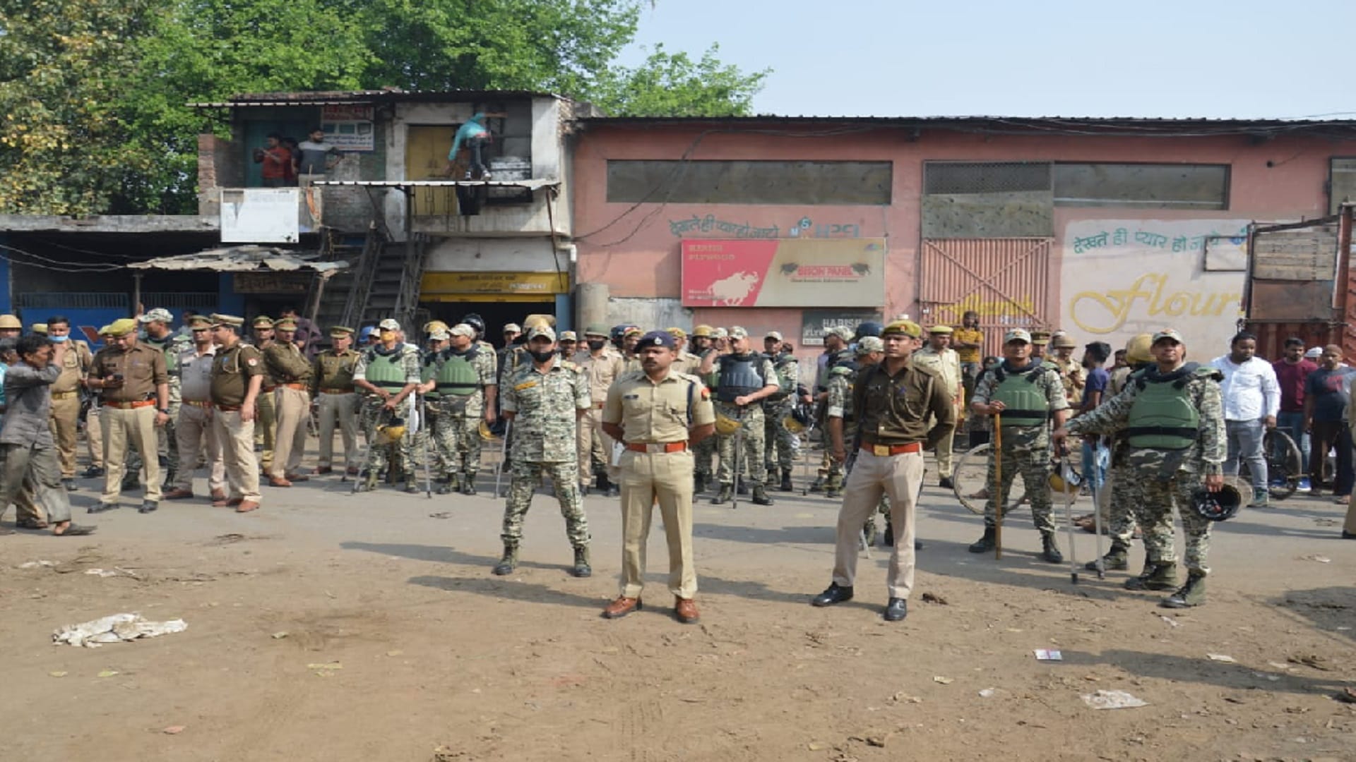 Meerut News: MDA have demolished by bulldozer with police officers whereabouts of criminal Badan Singh Baddo see photos