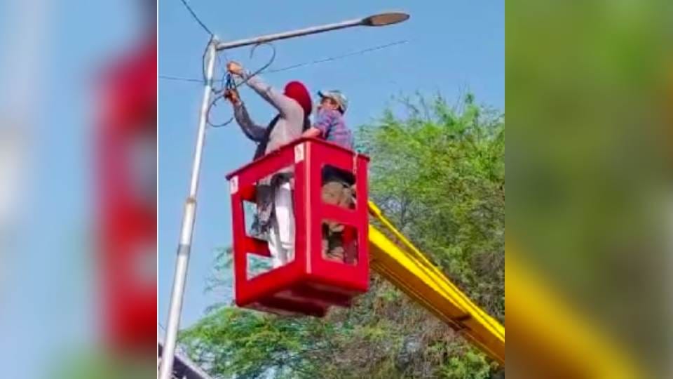 AAP MLA climbed on crane and fixed street light In Nabha