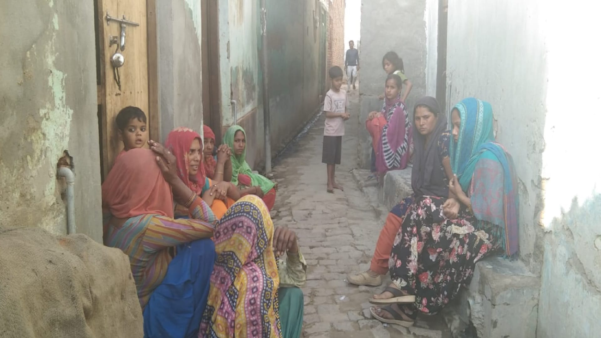 Meerut News: Conflict in two sides in a village and 12 people injured see photos