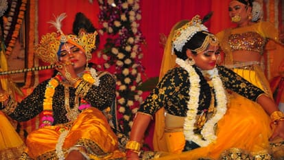 Pushpa fag started in Jaipur Holi played with 200 kg flowers in Govind Dev temple