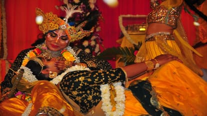 Pushpa fag started in Jaipur Holi played with 200 kg flowers in Govind Dev temple