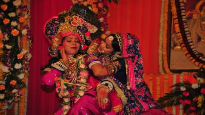 Pushpa fag started in Jaipur Holi played with 200 kg flowers in Govind Dev temple