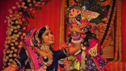 Pushpa fag started in Jaipur Holi played with 200 kg flowers in Govind Dev temple